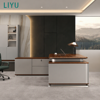Scrivania Direzionale a L Moderna LIYU, Postazione di Lavoro di Lusso in Legno Impiallacciato per CEO e Dirigenti con Pannello Scanalato a LED e Piano Flottante