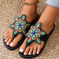 Nouvelle tendance mode été 2025 : Sandales plates ethniques unies pour femme, idéales pour l'extérieur et la plage, avec empeigne en PU et bout rond