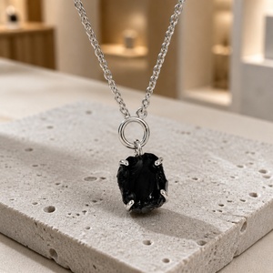 Collier pendentif en argent sterling 925 avec obsidienne noire brute, pierre naturelle facettée en forme de goutte avec fermoir en T, minimaliste pour femmes - Product Image 1