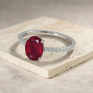 Anillo Ovalado de Rubí en Plata de Ley 925, Anillo de Compromiso con Rubí Natural, Banda Delicada con Diamantes, Regalo de Piedra de Nacimiento de Julio para Ella - Product Image 4