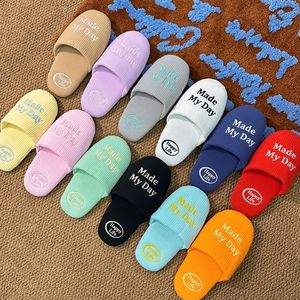 Pantofole in Tessuto Waffle Ricamate 'Made My Day Happy Life', Morbide e Antiscivolo per Interni, per Donne, Uomini e Coppie - Product Image 2