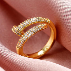 Anello da Cocktail F1740 per Donna in Oro Giallo con Cristallo Taglio Brillante Rotondo e Incastonatura Pavé di Strass, Gioiello Raffinato per Fidanzamento - Product Image 6