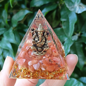 Ornement pyramidal en agate rouge Ganesha, 5 cm, décoration en résine du dieu éléphant, décoration pour la maison - Product Image 1