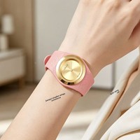 Reloj de Pulsera de Cuarzo para Mujer 2026, Correa Ancha de Cuero Blanco Crema, Esfera Minimalista con Bisel Dorado, Diseño Moderno
