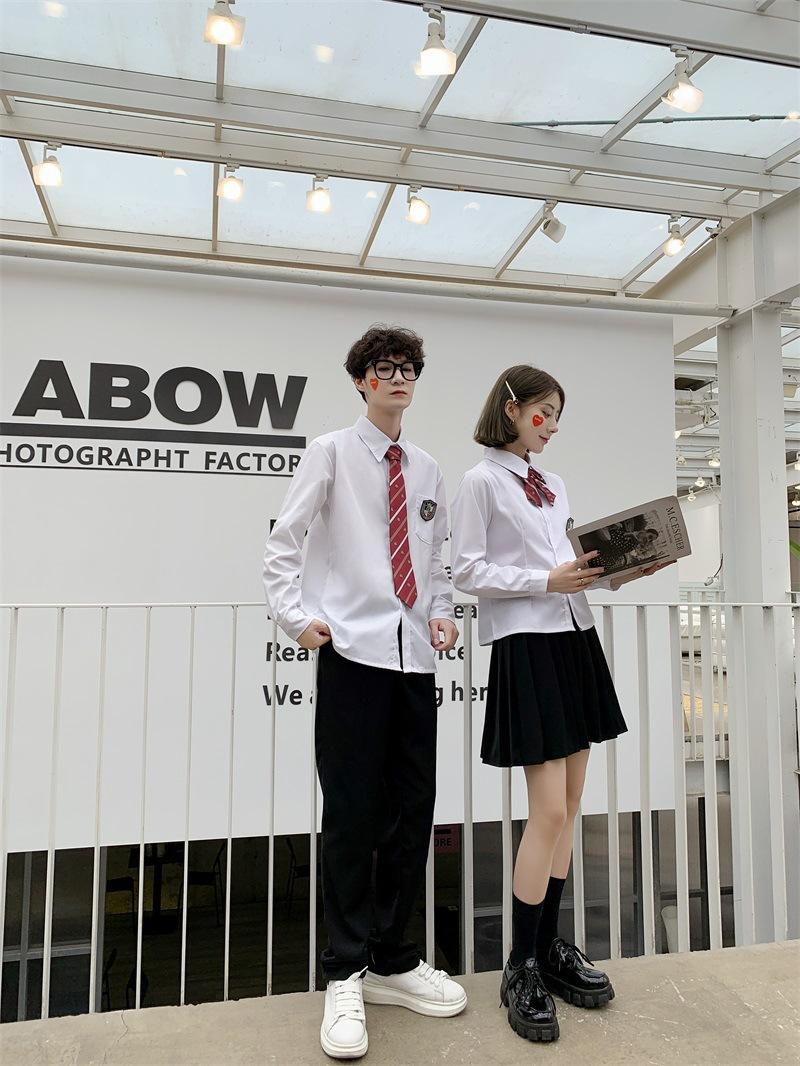 แขนยาวสีขาวของผู้หญิง + ชุดสั้นสีดำ + bowtie + ป้าย