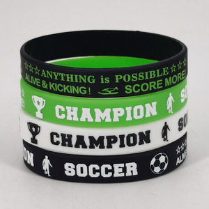 Venta al por mayor para la Copa del Mundo pulseras deportivas 4 juegos con patrón OEM texto fútbol evento temático pulsera de silicona - Product Image 5