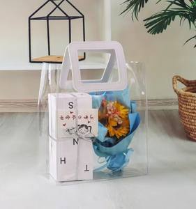 Bolsas de regalo de plástico transparente al por mayor estilo INS con asa de cuero bolso reutilizable bolso de mano de plástico de <span class=keywords><strong>PVC</strong></span> transparente para envolver regalos - Product Image 4