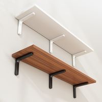 Le salon est séparé par des cloisons en bois monocouche, des étagères stratifiées et des panneaux muraux en métal dans la cuisine