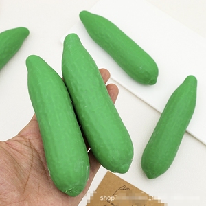Jouet à presser réaliste et original en forme de légumes et de fruits - jouet anti-stress en forme de concombre pour enfants et adultes, fabriqué en TPR - Product Image 1