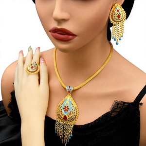 Ensemble de bijoux Enid de luxe léger, style ethnique rétro, motif floral chinois, avec pampilles, en alliage plaqué or 24K, comprenant pendentif, boucles d'oreilles et bague - Product Image 1