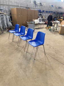 Chaise empilable en plastique populaire avec pieds en acier inoxydable pour salle <span class=keywords><strong>de</strong></span> classe, formation, école, église, bureau, événement, salle à manger, concert - Product Image 2