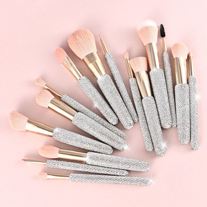 Fantasy - Juego de 15 Brochas de <span class=keywords><strong>Maquillaje</strong></span> Profesionales con Diamantes de Imitación Rosas, Mango de Diamantes de Imitación, Pelo Sintético Vegano, No Testeado en Animales, Brillante - Product Image 6