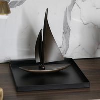 Modèle de bateau à voile miniature de style moderne fait à la main, ornement nautique pour la maison avec motif de nature morte, artisanat d'ornement de bateau miniature