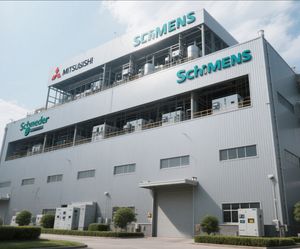 Regulador estabilizador de voltaje trifásico de alto rendimiento 60kVA 3P + G Stock original compensado completamente automático usando PLC - Product Image 2