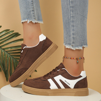 Baskets rétro pour femmes en daim marron avec bande blanche, semelle en caoutchouc, à lacets, chaussures plates décontractées, baskets tendance
