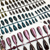 Faux ongles courts effet œil-de-chat dégradé, codés par taille ; Faux ongles minimalistes de couleur unie haut de gamme, forme trapèze ; Préfabriqués