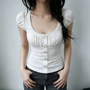 Camiseta de punto casual para mujer con estampado de lunares, manga corta abullonada, cuello cuadrado, panel de encaje y botones, corte ajustado - Product Image 5