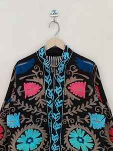 Chaqueta Suzani Negra de Algodón con Bordado Floral Colorido, Abrigo Boho, Chaqueta Bordada Suzani Hecha a Mano, Abrigo Floral Boho Negro - Product Image 5
