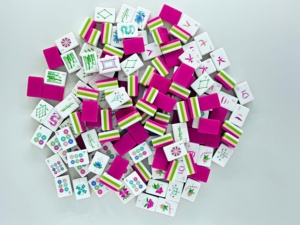 Juego de Mahjong Moderno Estilo Americano Impreso con Láser, 160 Piezas, Lujoso de 4 Capas, 32 mm, Acrílico Rojo y Verde con Mantel - Product Image 3