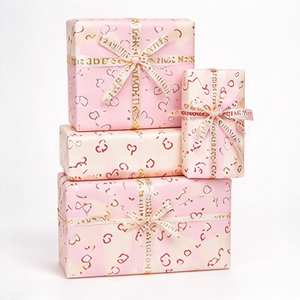 Caja de Regalo Personalizada con Tapa y Base, de Cartón Rosa Pálido con Estampado de Corazones y Lazo de Cinta de Grosgrain para San Valentín - Product Image 1