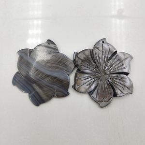 Colgantes de Concha Natural Tallada en Forma de Flor de 5 Pétalos, Estilo Bohemio, Color Gris, Madreperla Grabada, Dijes para Collar, Moda, Venta al Por Mayor - Product Image 1