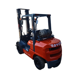 Chariot élévateur diesel d'occasion FG25 2.5T d'origine à prix abordable avec déplaceur latéral hydraulique, pneus pleins et mât à deux étages pour usage extérieur sur chaussée - Product Image 1