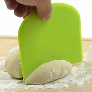 Raspador de plástico antiaderente para bolos e queijos, cortador semi-circular de fermento de pão de qualidade alimentar sustentável doméstico