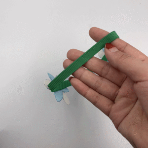 Diadema elástica infantil estilo inglés minimalista con flor de tres pétalos y diseño de cebolla verde, accesorio para el cabello. - Product Image 4