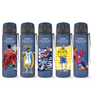 Gourde <span class=keywords><strong>de</strong></span> football en PC pour boire directement, Messi <span class=keywords><strong>Ronaldo</strong></span>, simple et portable, pour hommes, fournitures d'été pour supporters, vente en gros - Product Image 1