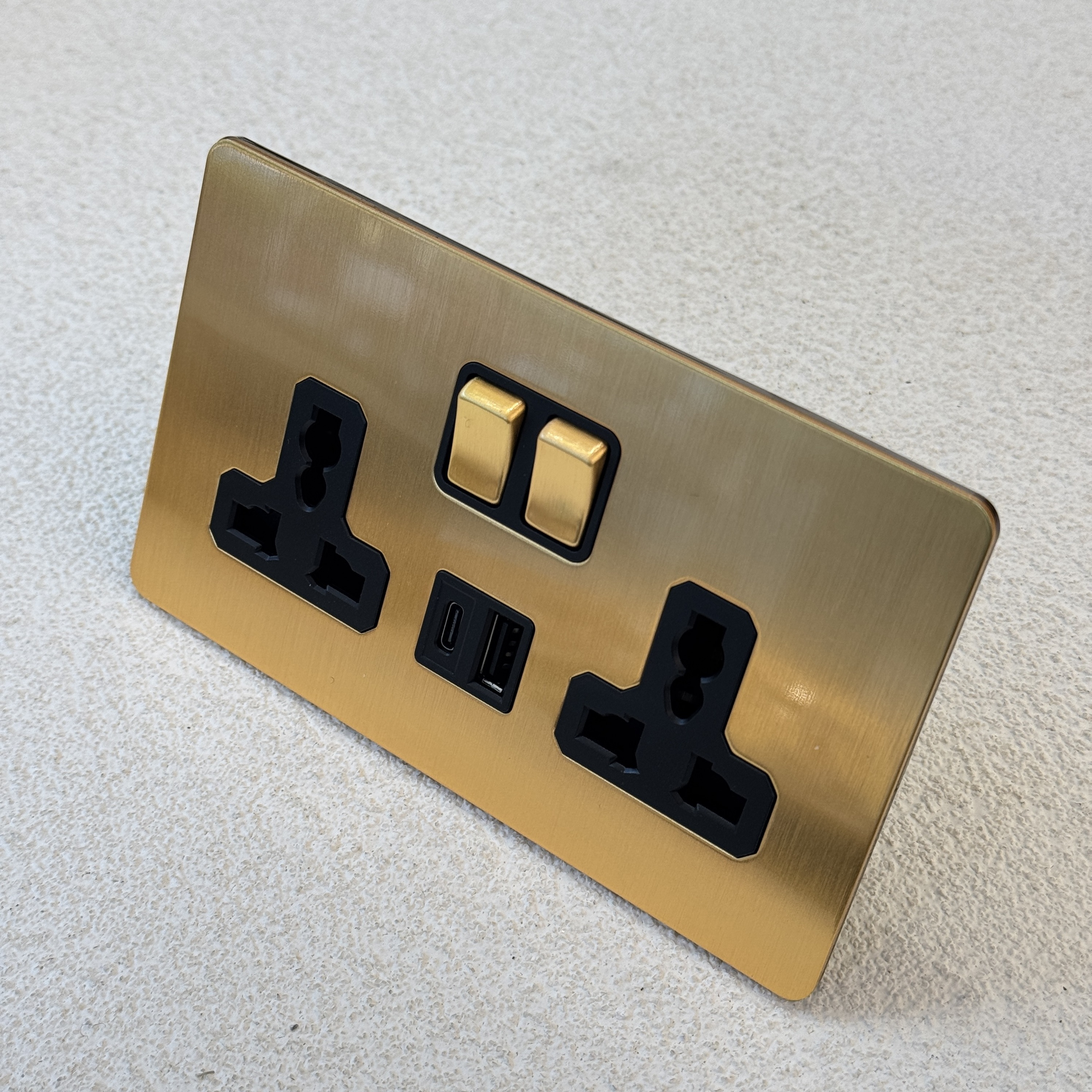 146 double 1 gang universal socket usb/type-c