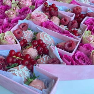 Boîte cadeau en carton en forme de lettres « Je t'aime » remplissable avec des fleurs de fraises au chocolat pour des friandises - Product Image 3