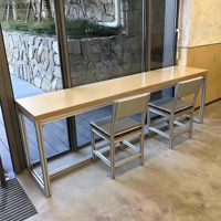 Table longue industrielle minimaliste en profilé aluminium, plateau en contreplaqué, comptoir de café commercial pour fenêtre