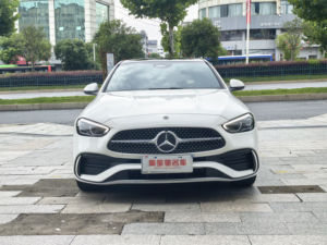 El 2024 <span class=keywords><strong>Mercedes</strong></span>-Ben-z <span class=keywords><strong>Clase</strong></span> <span class=keywords><strong>C</strong></span> C260L Sport Hybrid Luxury Midsize Car cuenta con asientos de cuero de cinco asientos - Product Image 2