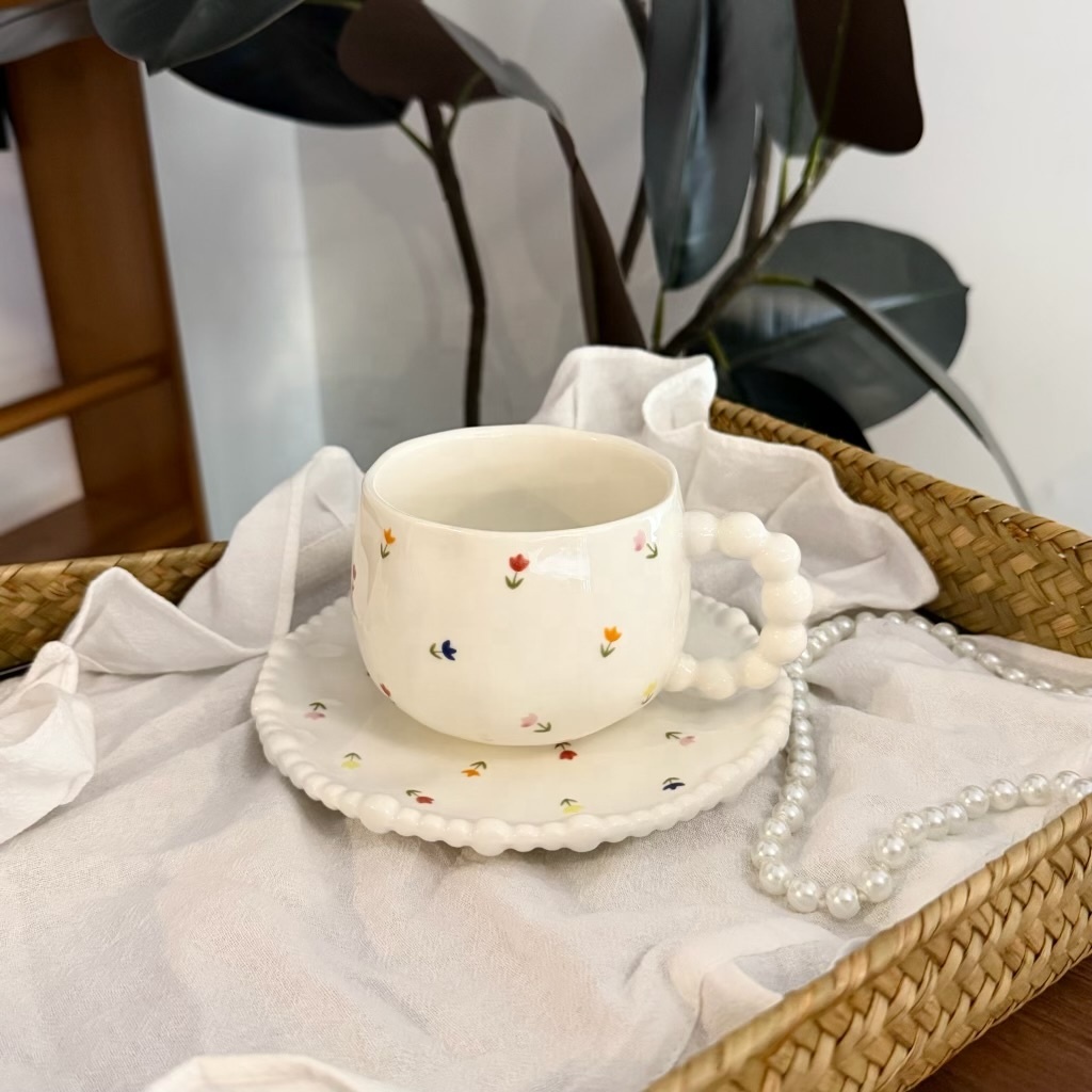 Tasse et soucoupe 320ml, motif petites tulipes blanches.