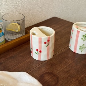 Caneca de Café de Cerâmica de 10oz com Abertura para Canudo, Caneca de Espresso de Cerâmica com Desenho Floral de Cereja Feito à Mão, Copo de Viagem com Meia Tampa - Product Image 2