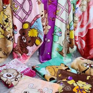 Couverture d'emmaillotage en flanelle 100% polyester pour enfants à prix réduit Couverture de réception en flanelle imprimée de dessins animés de taille personnalisée - Product Image 2