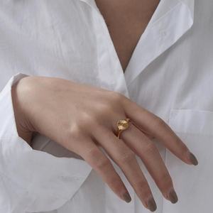 Anillo de Dedo Lincy Personalizado, Simple, de Acero Inoxidable, Chapado en Oro de 18K, con Patrón de Placa Redonda, Acero Inoxidable, Alto Pulido, Anillo IP Sunshine - Product Image 6