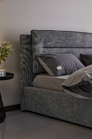 Lit rembourré incurvé de style vintage moderne italien avec cadre en bois pour chambre à coucher
