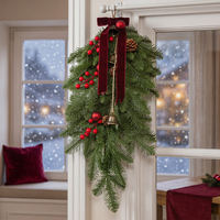 Decoración Navideña Vintage en Forma de Lágrima con 3 Campanas de Cobre, Cinta de Terciopelo Rojo, Piñas y Adornos Artificiales de Plástico para Colgar en la Pared