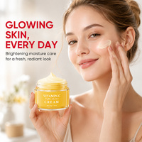 Crème Visage Éclaircissante Hydratante à la Niacinamide, Vitamine C, Acide Hyaluronique et Arbutine – Atténue les Taches Brunes – Formule Personnalisable