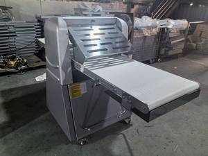 Machine automatique commerciale pour la fabrication de pâte feuilletée, mini-laminoir à pâte, ligne d'équipement pour croissants et pâtisseries à la margarine - Product Image 3