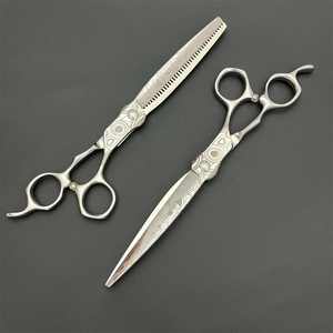 กรรไกรตัดผมสีเงิน 7 นิ้ว กรรไกรซอยผม ทำจากเหล็กสแตนเลส Sus440c สำหรับคนถนัดขวา ใช้ในงานเสริมสวย ใบมีดลายดามัสกัส - Product Image 3