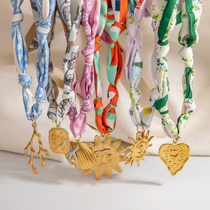 Collares de moda de verano al por mayor, de acero inoxidable 316L, chapados en oro PVD de 14k y 18k, con diseño de pañuelo hawaiano colorido para mujer - Product Image 1