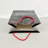Sac cadeau en papier noir imprimé sur mesure avec poignée en corde rouge, sac de shopping de luxe pour l'emballage à emporter des restaurants coréens de barbecue