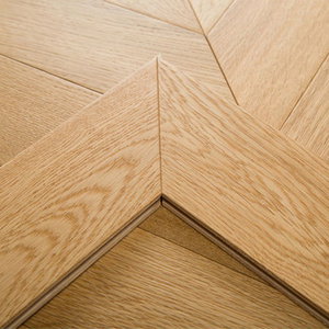 AVANTIMORA Piso de Madera Multicapa de Roble Francés E0 E1 Grado AB Liso de 14mm con Sistema T&G Chevron para Uso Comercial - Product Image 1