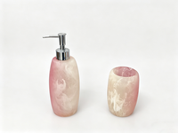 Ensemble d'accessoires de salle de bain en polyrésine à motif marbre onyx rose dégradé, comprenant un distributeur de savon liquide, un porte-brosse à dents et un gobelet, pour la vanité et le bain