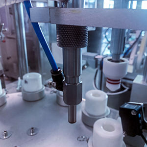 Ligne de production entièrement automatique de cachetage de queue de remplissage d'alimentation de tuyau d'économie d'énergie pilotée par moteur pour les cosmétiques - Product Image 2