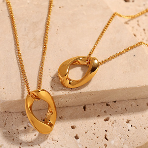 Collier pendentif ovale minimaliste en or, design géométrique, alliage de zinc, bijoux de mode pour femmes XL387G - Product Image 3