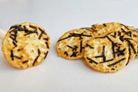 Vente flash Biscuits aux algues Snacks japonais Gâteau de riz rond Croustillants de riz Snacks de céréales