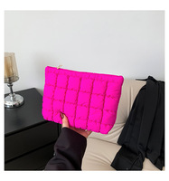 Organisateur de maquillage portable en nylon à motif de lettres tendance, pochette matelassée avec fermeture à glissière pour femmes